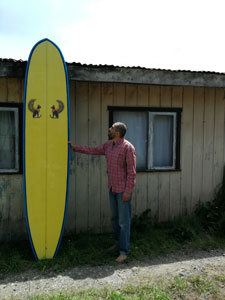 Tabla  de surf reparada en el taller de tablas Mar de Fondo