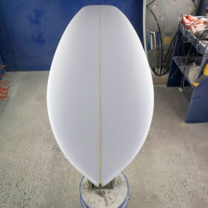 Tabla en taller de tablas de surf Mar de Fondo 